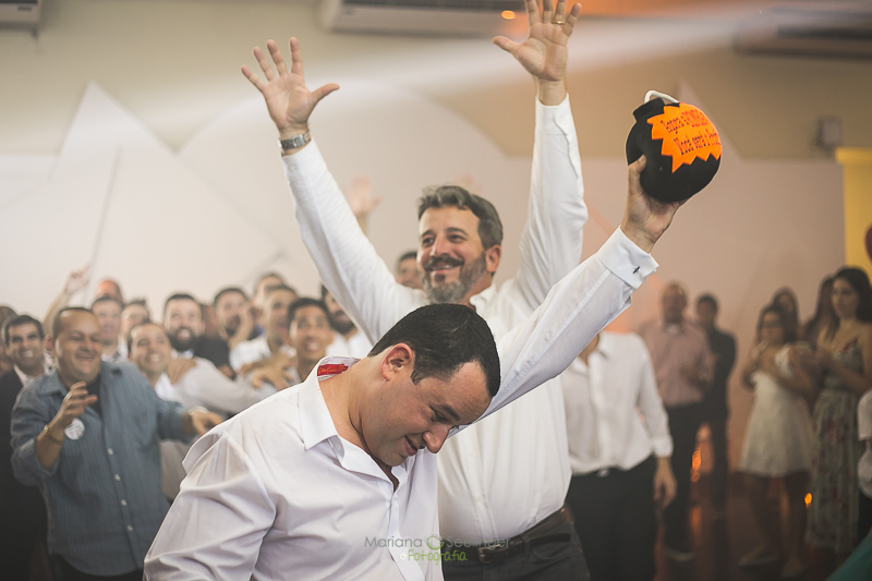 NOivo preparado pra jogar bomba em casamento em casa de festas em niterói em casamento registrado por Mariana Seelinger Fotografia de Casamentos e Familias em Niterói RJ