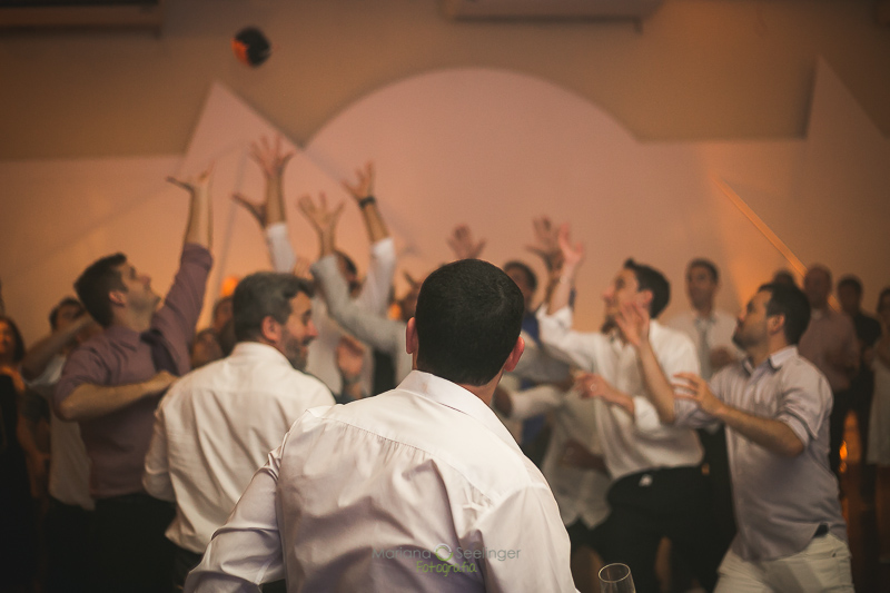 Convidados atras da bomba que o noivo tacou em casamento registrado por Mariana Seelinger Fotografia de Casamentos e Familias em Niterói RJ