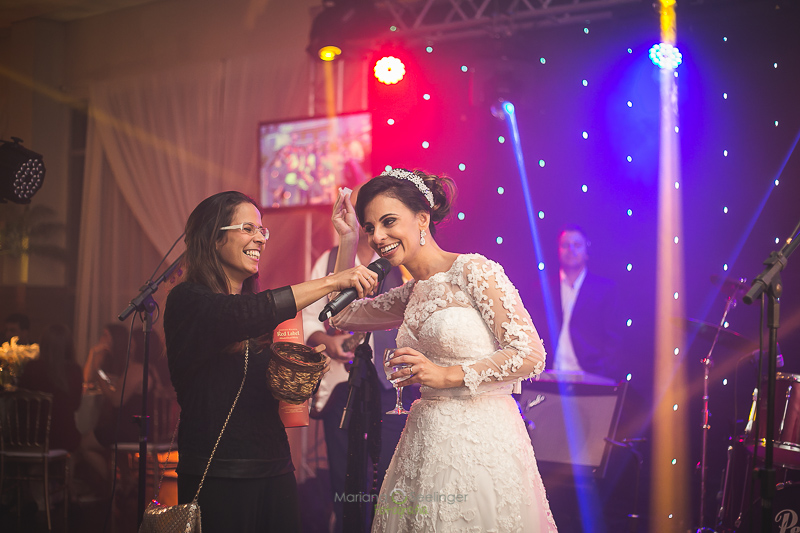 Noiva fazendo declaração em casamento em casamento registrado por Mariana Seelinger Fotografia de Casamentos e Familias em Niterói RJ