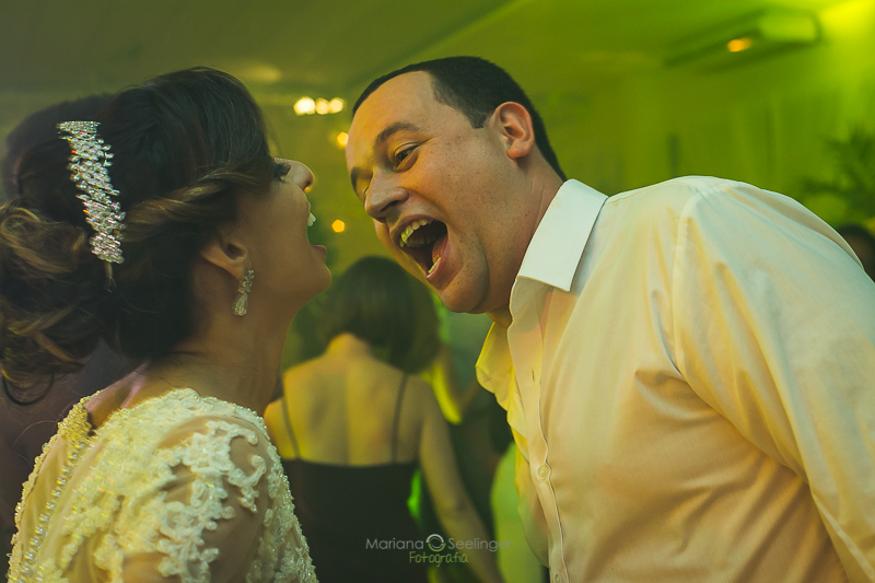 Noivos cantando em casamento em casa de festas em niterói em casamento registrado por Mariana Seelinger Fotografia de Casamentos e Familias em Niterói RJ