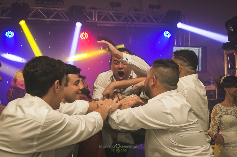 Noivos e seu familiares em casamento registrado por Mariana Seelinger Fotografia de Casamentos e Familias em Niterói RJ