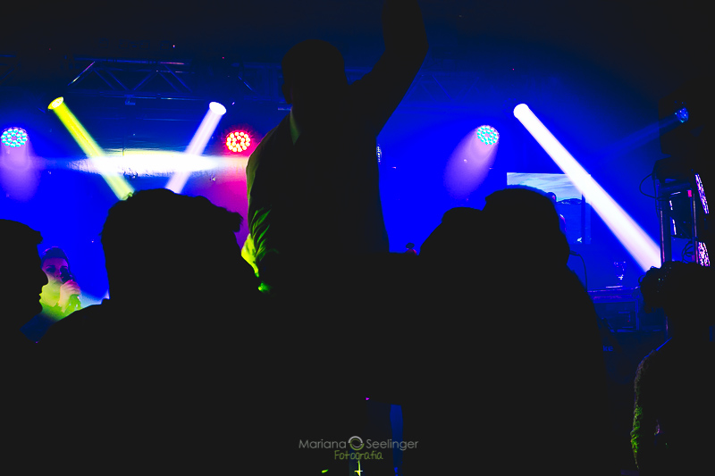 Foto da pista de dança em casa de festas em niterói em casamento registrado por Mariana Seelinger Fotografia de Casamentos e Familias em Niterói RJ