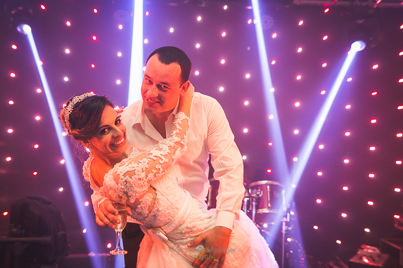 Noivo com noiva no colo em pista de dança em casamento registrado por Mariana Seelinger Fotografia de Casamentos e Familias em Niterói RJ