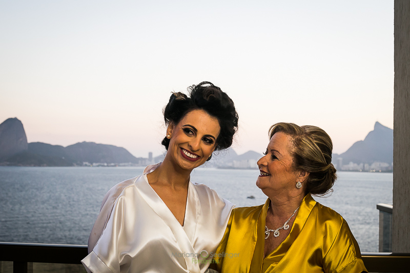 Noiva e mãe no making of em casamento registrado por Mariana Seelinger Fotografia de Casamentos e Familias em Niterói RJ