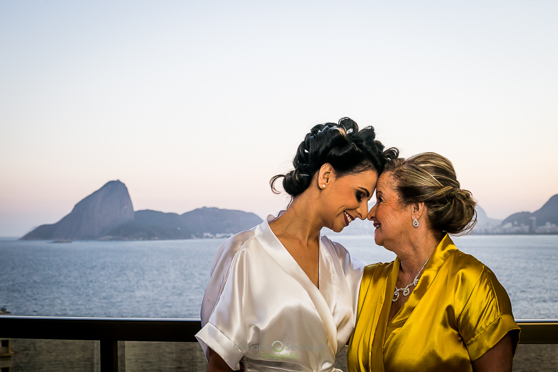 Mãe e filha em making no hotel mercure em casamento registrado por Mariana Seelinger Fotografia de Casamentos e Familias em Niterói RJ