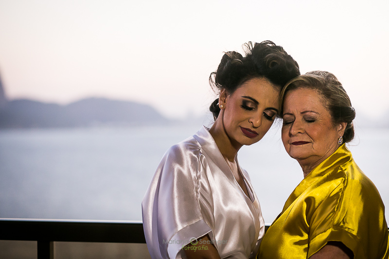 Mãe e filha emocionadas em making of em casamento registrado por Mariana Seelinger Fotografia de Casamentos e Familias em Niterói RJ