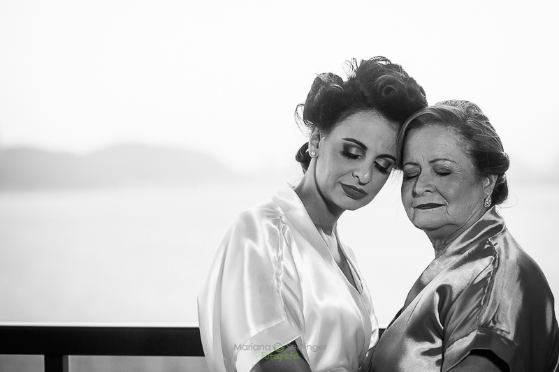 Noiva e mãe juntass em making of da noiva em casamento registrado por Mariana Seelinger Fotografia de Casamentos e Familias em Niterói RJ