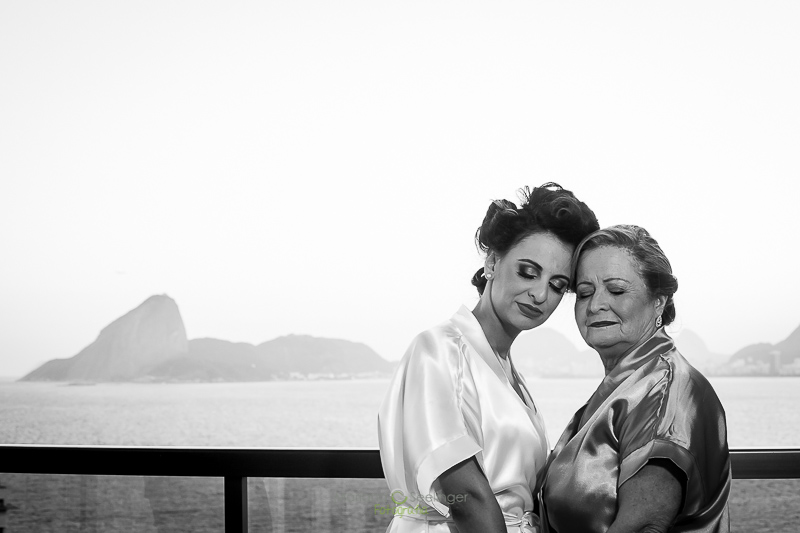 Foto mãe e filha no making of da noiva panorâmica Baia de Guanabara em Hotel Mercure Orizzonte Niteroi RJ por Mariana Seelinger