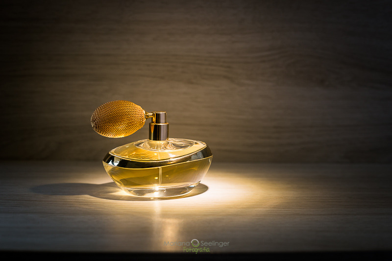 Perfume da noiva em casamento registrado por Mariana Seelinger Fotografia de Casamentos e Familias em Niterói RJ