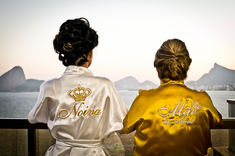 Foto mãe e filha no making of da noiva panorâmica Baia de Guanabara em Hotel Mercure Orizzonte Niteroi RJ por Mariana Seelinger