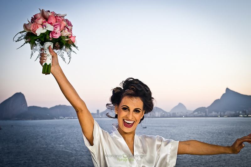 Foto no making of da noiva panorâmica Baia de Guanabara em Hotel Mercure Orizzonte Niteroi RJ por Mariana Seelinger