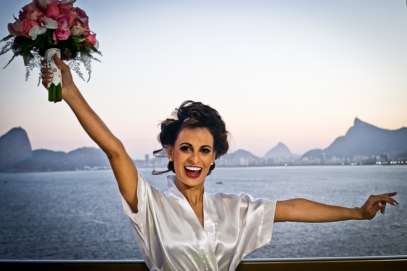 Noiva em sacada da varanda do hotel mercure em casamento registrado por Mariana Seelinger Fotografia de Casamentos e Familias em Niterói RJ
