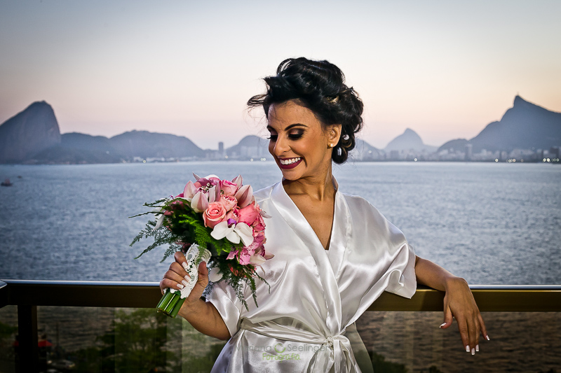 Foto de bouquet rosa e lilás no making of da noiva em Hotel MErcure Orizzonte Niterói RJ por Mariana Seelinger