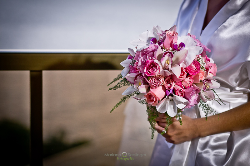 Foto de bouquet rosa e lilás no making of da noiva em Hotel MErcure Orizzonte Niterói RJ por Mariana Seelinger