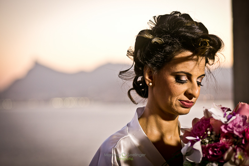 Noiva em making of em hotel mercure em gragoatá niterói em casamento registrado por Mariana Seelinger Fotografia de Casamentos e Familias em Niterói RJ