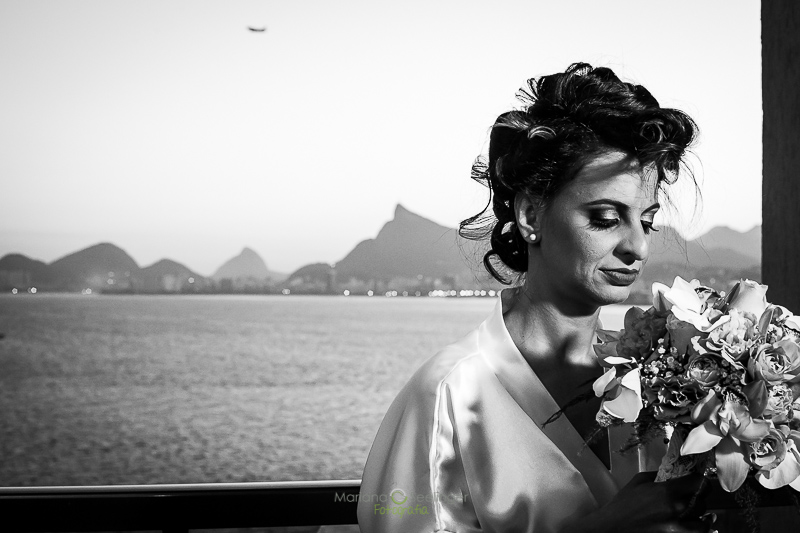 Noiva em sacada do quarto em hotel mercure em casamento registrado por Mariana Seelinger Fotografia de Casamentos e Familias em Niterói RJ
