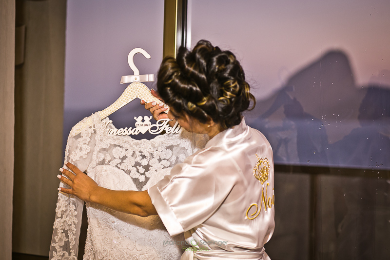 noiva com vestido bordado em casamento registrado por Mariana Seelinger Fotografia de Casamentos e Familias em Niterói RJ