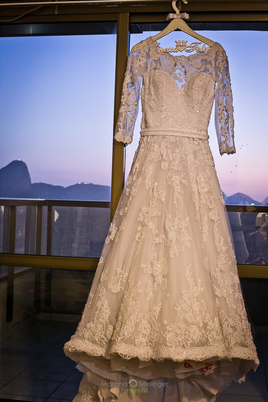 Vestido bordado em making of da noiva em hotel mercure em casamento registrado por Mariana Seelinger Fotografia de Casamentos e Familias em Niterói RJ