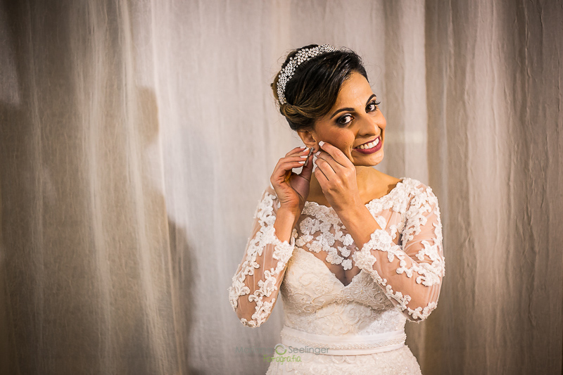 Noiva com vestido bordado em making of no mercure hotel em casamento registrado por Mariana Seelinger Fotografia de Casamentos e Familias em Niterói RJ