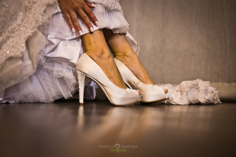 Foto do sapato da noiva em making of em hotel mercure em casamento registrado por Mariana Seelinger Fotografia de Casamentos e Familias em Niterói RJ