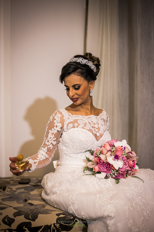 Noiva segurando bouquet de flores rosas em making of no hotel mercure em casamento registrado por Mariana Seelinger Fotografia de Casamentos e Familias em Niterói RJ