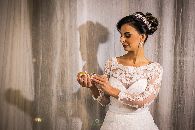 Noiva passando perfume em making of em hotel mercure em casamento registrado por Mariana Seelinger Fotografia de Casamentos e Familias em Niterói RJ