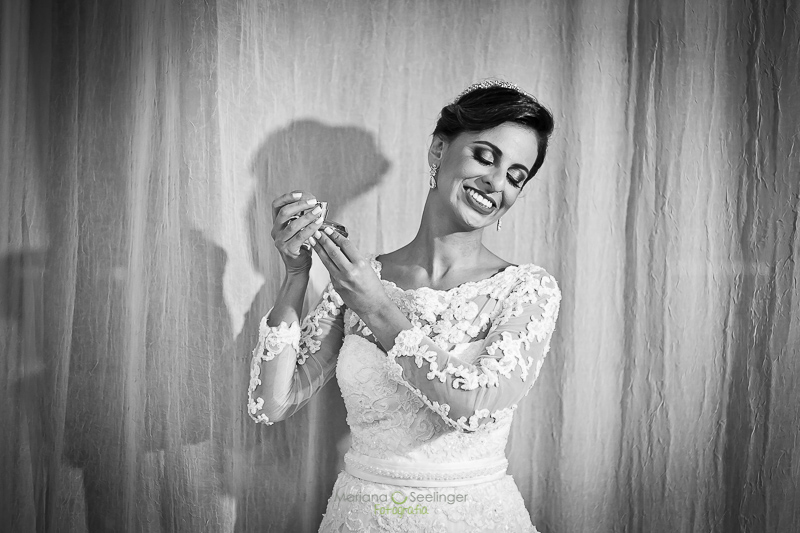 Foto da noiva se pefumando com funfo de madeira em casamento registrado por Mariana Seelinger Fotografia de Casamentos e Familias em Niterói RJ