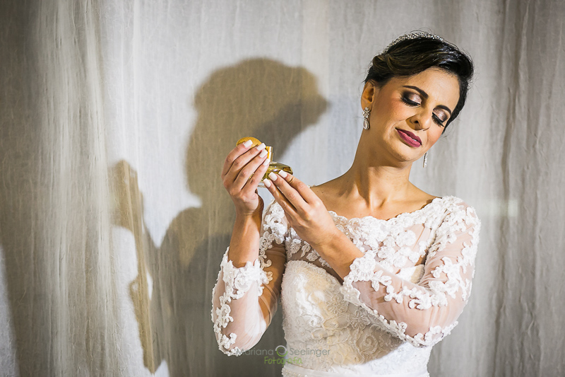 Noiva em making of em casamento registrado por Mariana Seelinger Fotografia de Casamentos e Familias em Niterói RJ