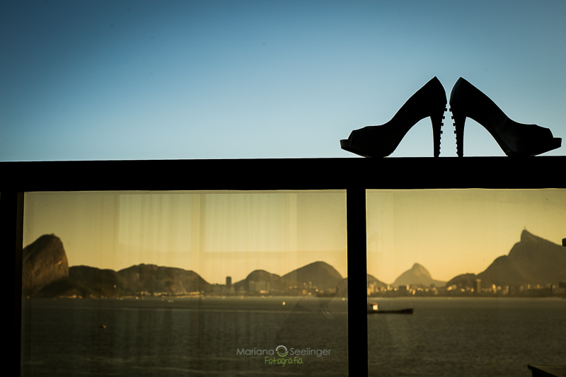 Foto de sapato silhuetado contra luz no making of da noiva em Hotel Mercure Orizzonte Niteroi RJ por Mariana Seelinger