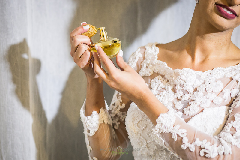 Foto  no making of da noiva em Hotel MErcure Orizzonte Niterói RJ por Mariana Seelinger