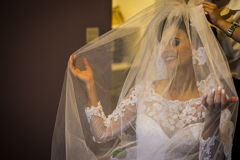 Foto  no making of da noiva em Hotel MErcure Orizzonte Niterói RJ por Mariana Seelinger