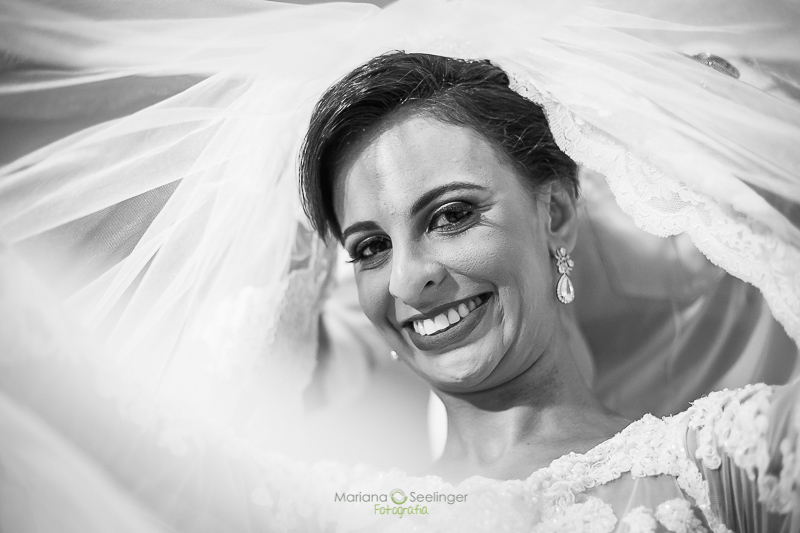 Foto da noiva no making of no hotel mercure em casamento registrado por Mariana Seelinger Fotografia de Casamentos e Familias em Niterói RJ