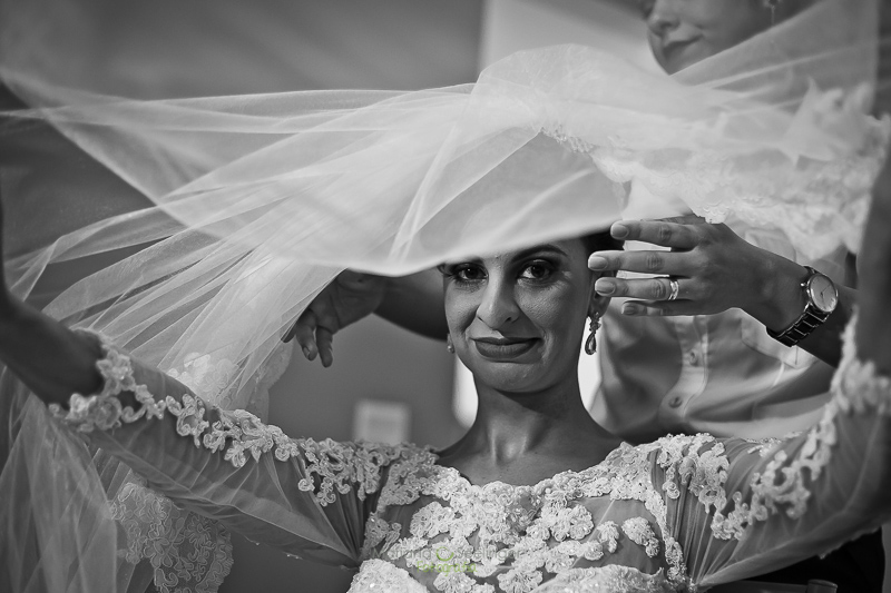 Foto detalhada da renda do vestido da noiva e véu da noiva em casamento registrado por Mariana Seelinger Fotografia de Casamentos e Familias em Niterói RJ