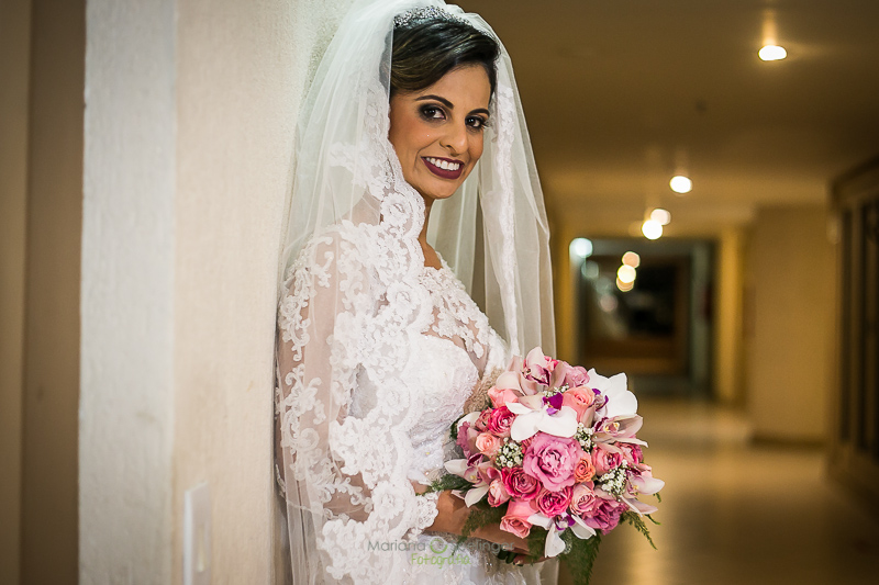 Making of de noiva com vestido renda e bouquet de flores rosas e brancas em casamento registrado por Mariana Seelinger Fotografia de Casamentos e Familias em Niterói RJ