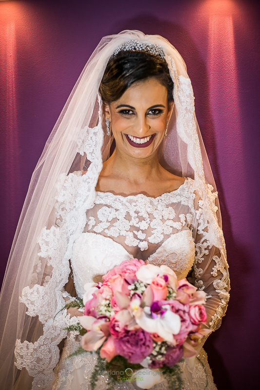Foto detalhada do vestido de renda e do bouquet da nooiva em casamento registrado por Mariana Seelinger Fotografia de Casamentos e Familias em Niterói RJ