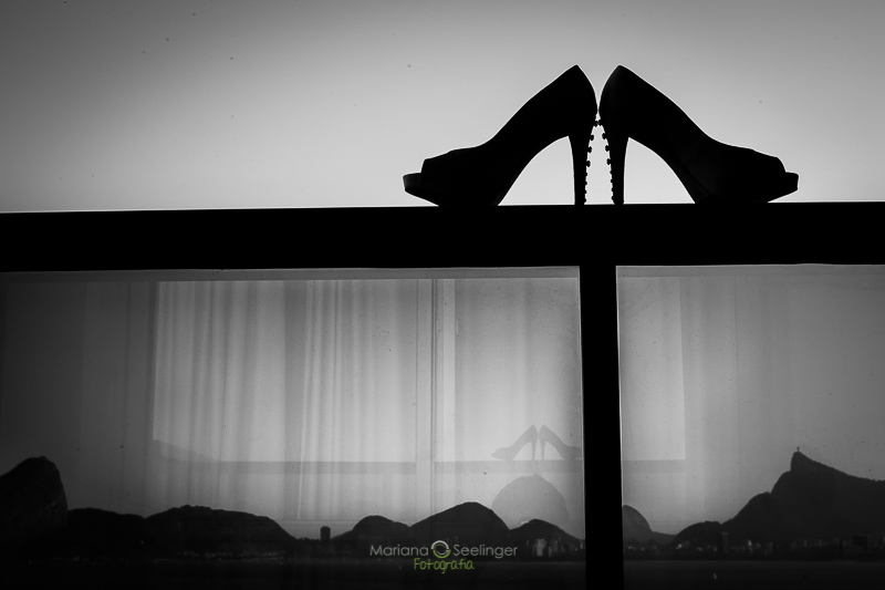 Foto de sapato silhuetado contra luz no making of da noiva em Hotel Mercure Orizzonte Niteroi RJ por Mariana Seelinger