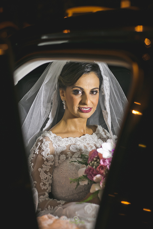 Foto da noiva no carro em Niterói RJ por Mariana Seelinger