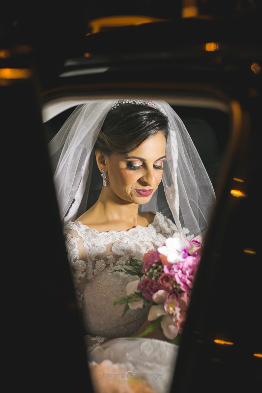 Foto da noiva no carro em Niterói RJ por Mariana Seelinger