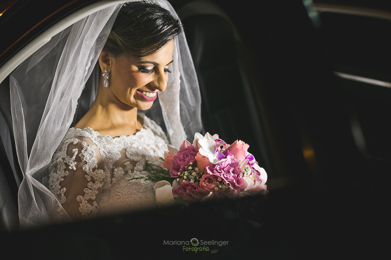 Foto da noiva no carro em Niterói RJ por Mariana Seelinger