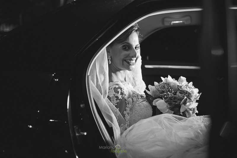 Foto da noiva esperando a hora certa para entrar na igreja em casamento registrado por Mariana Seelinger Fotografia de Casamentos e Familias em Niterói RJ
