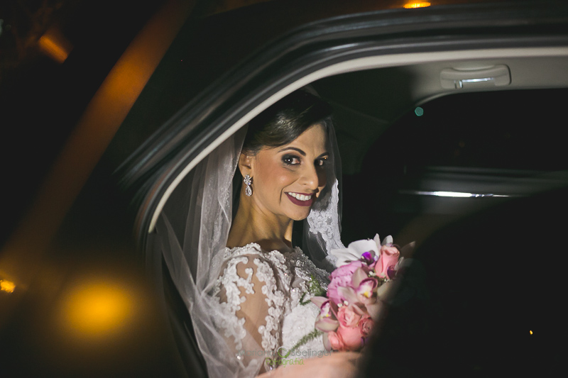 Foto da noiva no carro em Niterói RJ por Mariana Seelinger