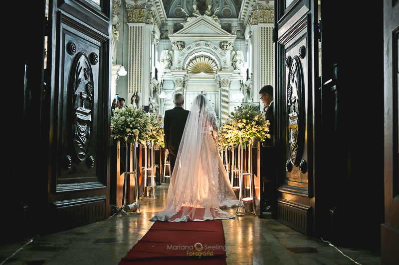 Noiva entrando na igreja acompanhada de seu pai em casamento registrado por Mariana Seelinger Fotografia de Casamentos e Familias em Niterói RJ