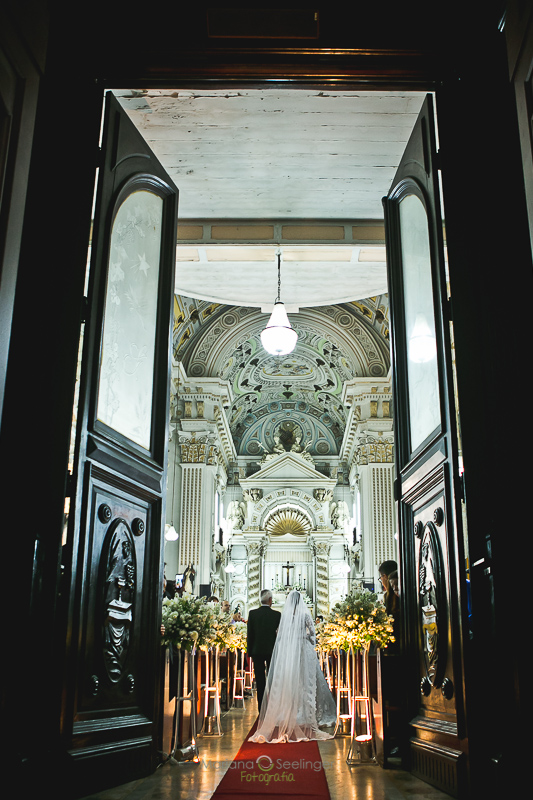 Noiva de costas a caminho do altar em casamento registrado por Mariana Seelinger Fotografia de Casamentos e Familias em Niterói RJ