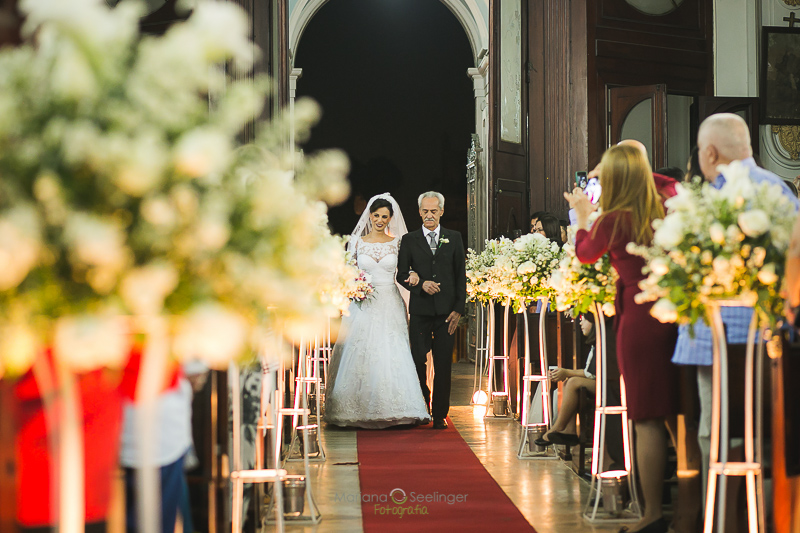 Noiva a caminho do altar acompanhada do pai em casamento registrado por Mariana Seelinger Fotografia de Casamentos e Familias em Niterói RJ
