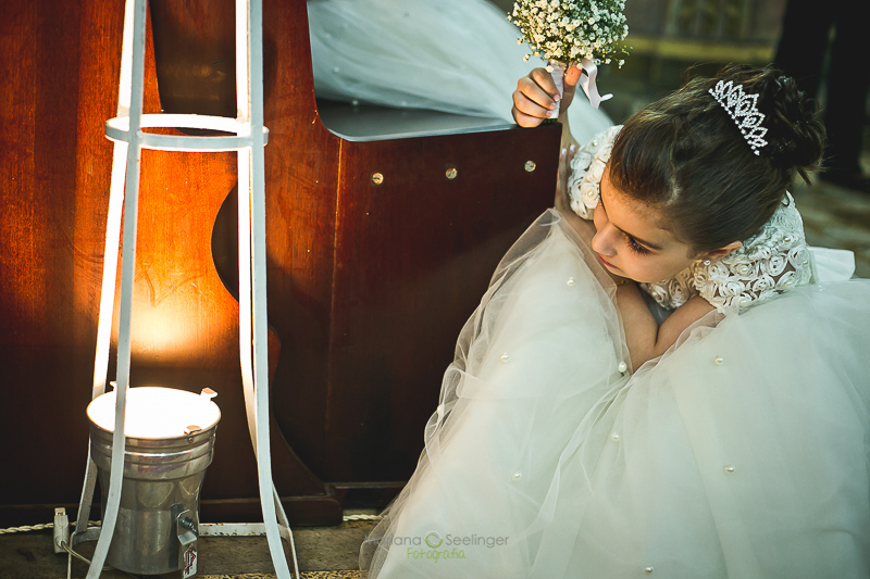 Daminha olhando a entrada da noiva em casamento registrado por Mariana Seelinger Fotografia de Casamentos e Familias em Niterói RJ