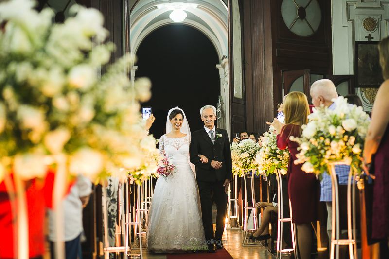 Foto da entrada da noiva no casamento Igreja em Niterói RJ por Mariana Seelinger