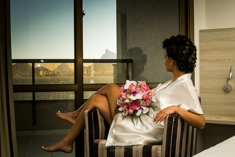 Foto making of da noiva em Hotel Mercure Orizzonte Niteroi RJ por Mariana Seelinger