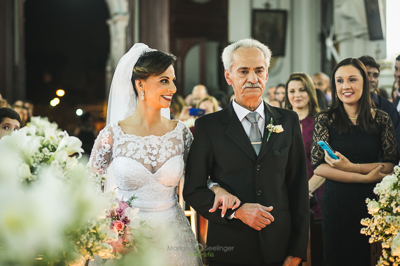 Noiva emocionada a caminho do altar em casamento registrado por Mariana Seelinger Fotografia de Casamentos e Familias em Niterói RJ