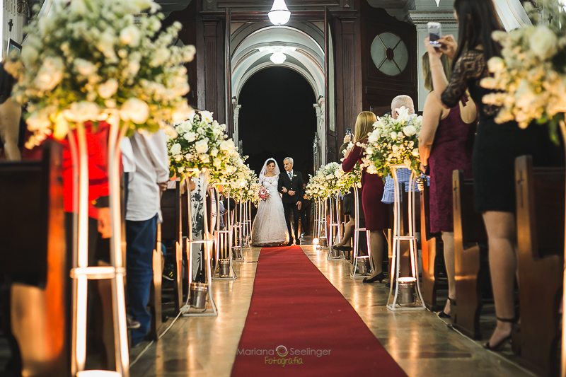 Foto da entrada da noiva em que mostra as decorações em casamento registrado por Mariana Seelinger Fotografia de Casamentos e Familias em Niterói RJ