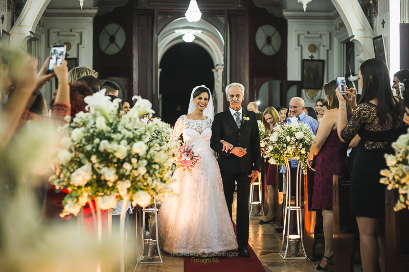 Foto da entrada da noiva no casamento Igreja em Niterói RJ por Mariana Seelinger